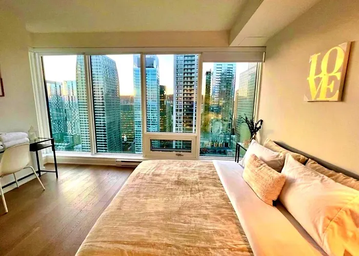 Spectacular Skyline Views - Downtown Montreal - Luxury Condo & Penthouse